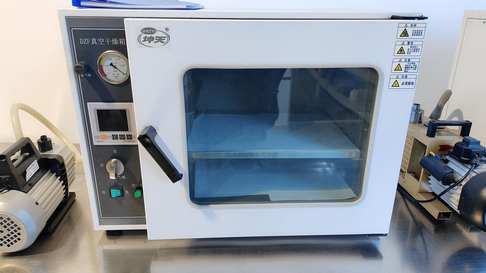 Vacuum drying oven for air freight simulation